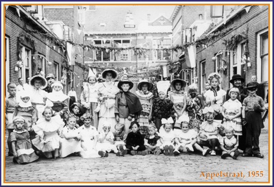 862107 Afbeelding van een groep verklede kinderen tijdens een straatfeest in de Appelstraat te Utrecht.